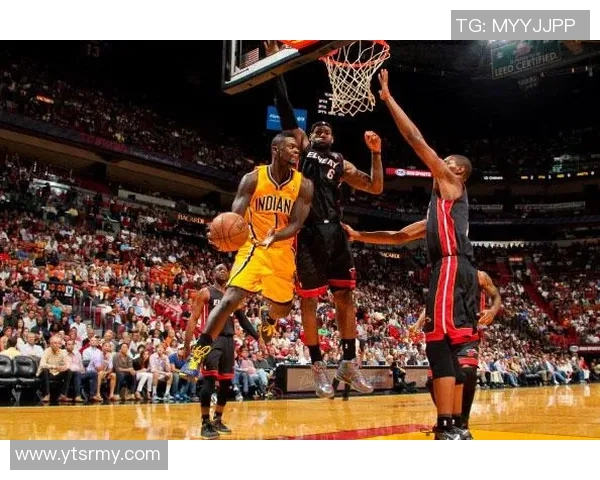 詹姆斯领衔热火对决步行者的精彩对抗赛回顾与分析